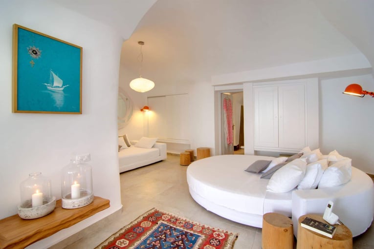 Santorini Secret Suites & Spa Honeymoon-Bed