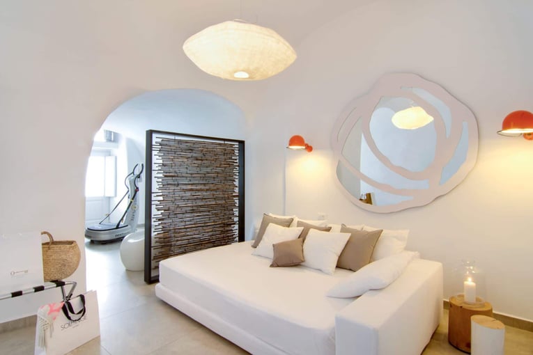Santorini Secret Suites & Spa Honeymoon-Living-Room