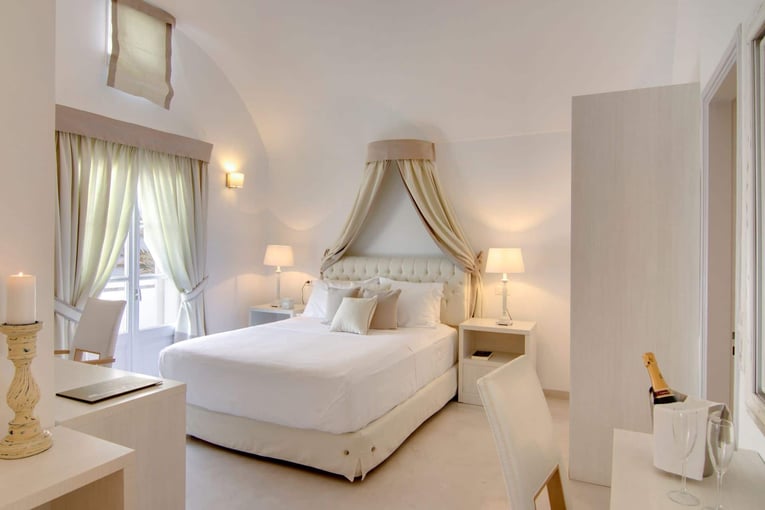 Santorini Secret Suites & Spa Junior-Villa-bedroom-III