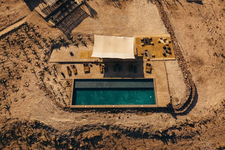 Scarabeo Camp, Maroko – Marrákeš (poušť Agafay) | Exclusive Tours SCARABEO_CAMP_LESROCHESNOIRES_01WEB