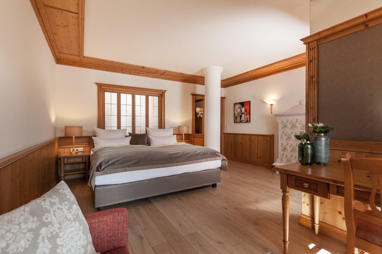 Schlosshotel Fiss fam_schneekristall_zimmer_bett
