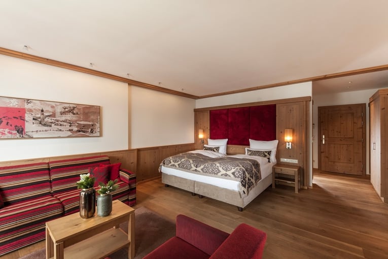 Schlosshotel Fiss komfort_supreme_wohnzimmer_bett