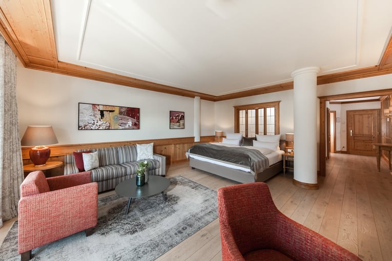 Schlosshotel Fiss suite_amethyst_wohnzimmer_bett