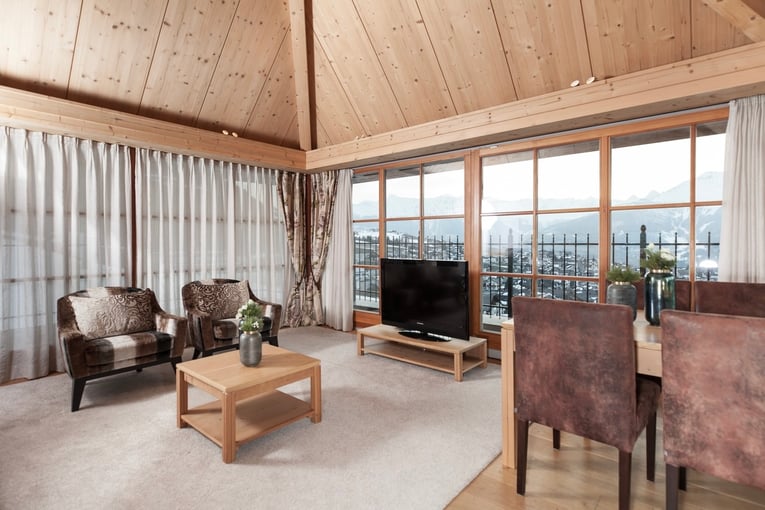 Schlosshotel Fiss suite_panorama_wohnzimmer_vase