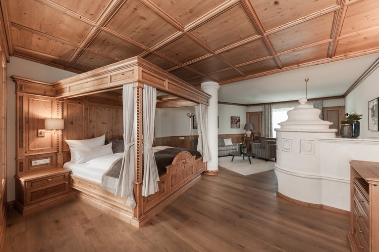 Schlosshotel Fiss suite_rosenquarz_bett_weit_2