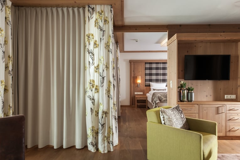 Schlosshotel Fiss suite_rubin_schlafzimmer_einblick
