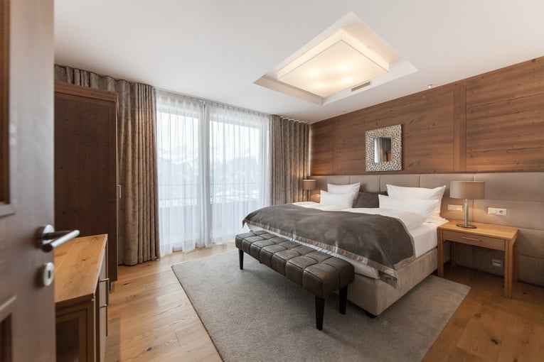 Schlosshotel Fiss suite_saphire_panorama_schlafzimmer_sitzbank