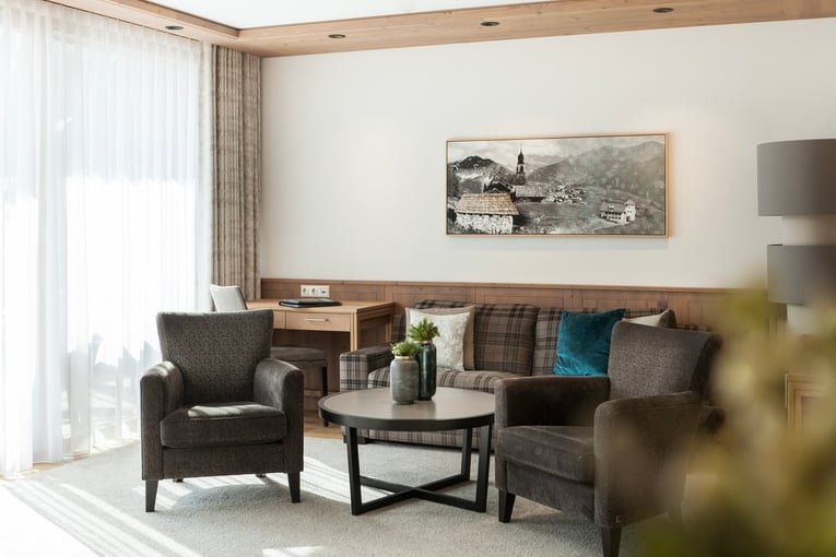 Schlosshotel Fiss suite_saphire_panorama_wohnzimmer_bild