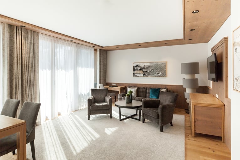 Schlosshotel Fiss suite_saphire_panorama_wohnzimmer_sessel
