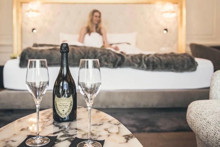 Schlosshotel Ischgl csm_galerie_hotelzimmer_frau_schlosshotel-Ischgl_b66fd3953f