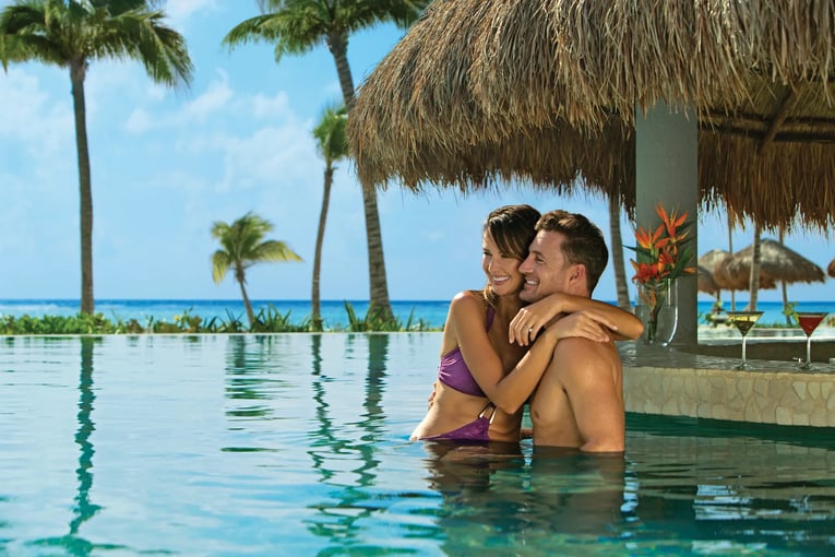 Secrets Akumal Riviera Maya SEARM-BAR-Couple-Manatees-2A-CB