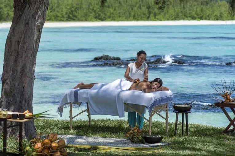 masáž venku u moře