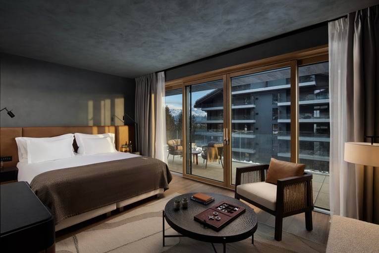 Six Senses Crans Montana, Švýcarsko – Crans Montana | Exclusive Tours 1_Three-Bedroom_Terrace_Suite_bedroom