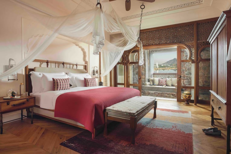 Six Senses Fort Barwara, Indie – Rajasthan Aravali Suite Bedroom.jpeg