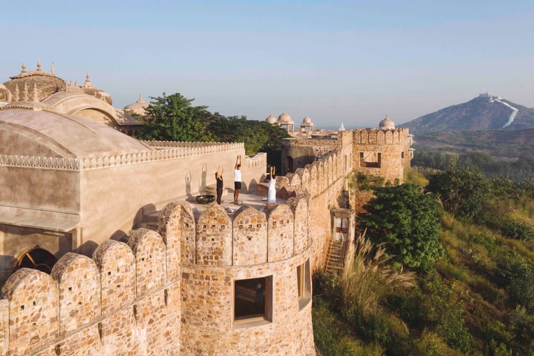 Six Senses Fort Barwara, Indie – Rajasthan Sunrise Yoga at Fort Wall (2)
