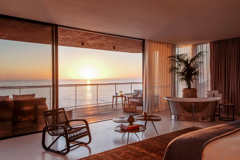 Six Senses Ibiza, Španělsko – Ibiza | Exclusive Tours 6_Five_Bedroom_Mansion_master_bedroom_sunset_view