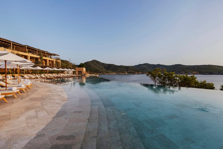 Six Senses Ibiza, Španělsko – Ibiza | Exclusive Tours Pool_and_loungers