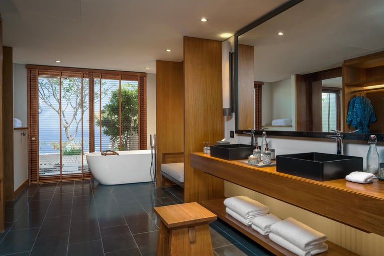 Six Senses Uluwatu uluwatu-bali-cliff-villa-one-bedroom-bathroom