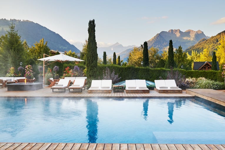 The Alpina Gstaad, Švýcarsko – Gstaad the-alpina-gstaad-pool-morning-002-1