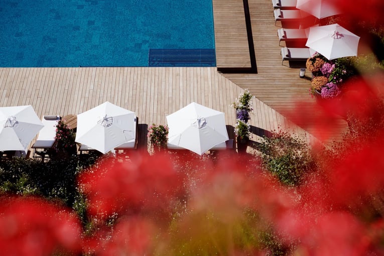 The Alpina Gstaad, Švýcarsko – Gstaad the-alpina-gstaad-pool-morning-004-1