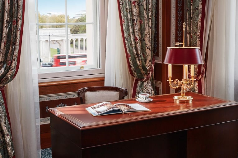 The Lanesborough, Oetker Collection, Velká Británie – Londýn | Exclusive Tours buckingham-suite-room-detail-the-lanesborough-hotel-london