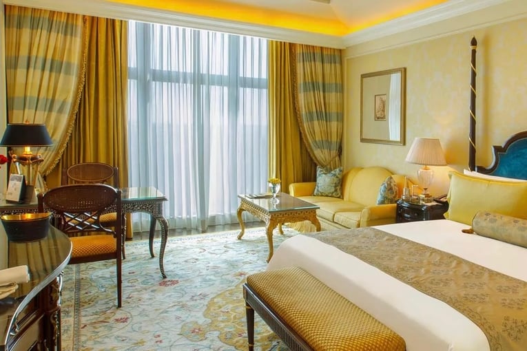 The Leela Palace, Indie – Nové Dillí royal-club-parlour-leela-palace-hotel-delhi.jpg