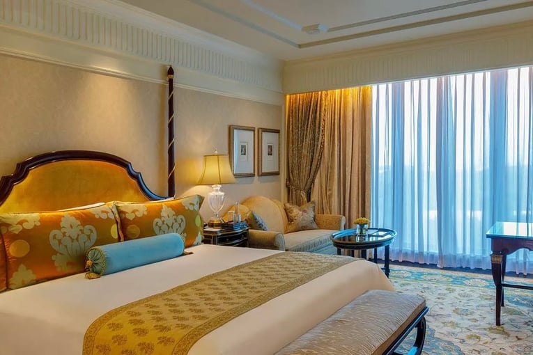 The Leela Palace, Indie – Nové Dillí royal-premiere-room-leela-palace-hotel-delhi.jpg