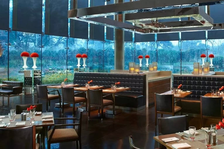The Leela Palace, Indie – Nové Dillí the-qube-all-day-dining-restaurant-delhi.jpg