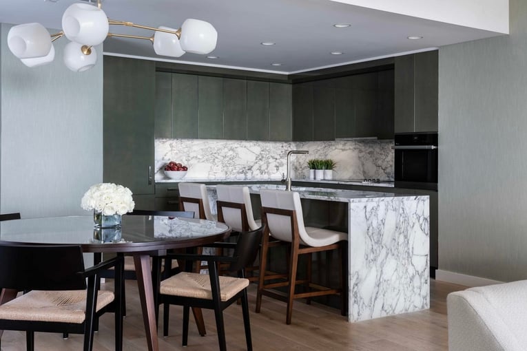 The Ritz-Carlton Residences, Havaj – Oahu_50632548-HNLRR-THBS-KitchenDining