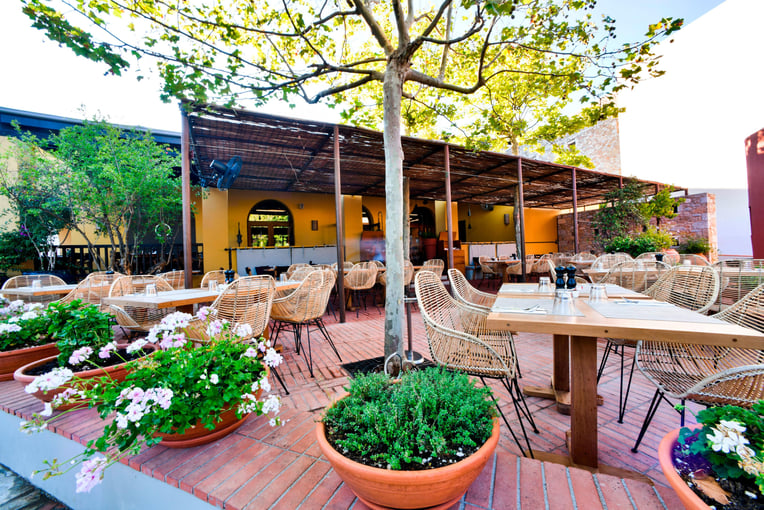 The Romanos klxlc-taverna-restaurant-0444-hor-clsc