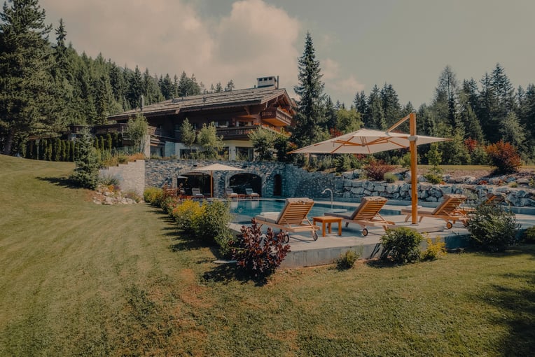 Ultima Crans-Montana, Švýcarsko – Crans-Montana | Exclusive Tours ultima_crans-montana_summer_exterior-04-1