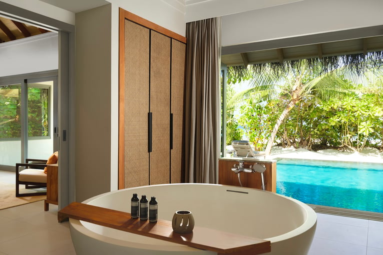 Vakkaru Maldives Resort One Bedroom Deluxe Beach Pool Residence_Bathroom (1)