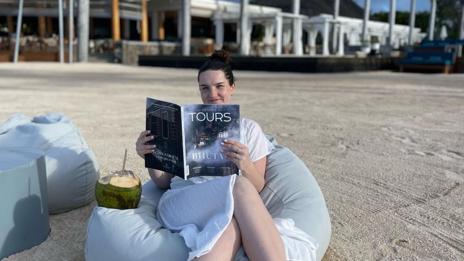 žena na pláži, magazín