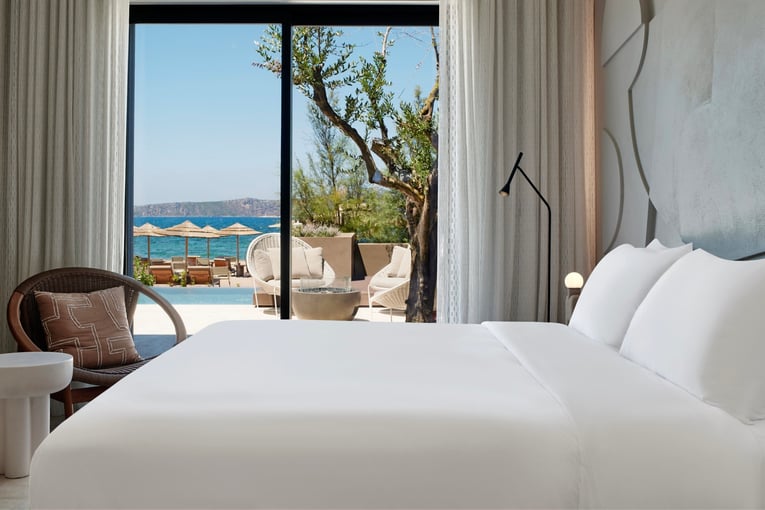 W Costa Navarino, Řecko – Costa Navarino | Exclusive Tours wh-klxwh-ewow-villa---bedroom23160-24798_Wide-Hor