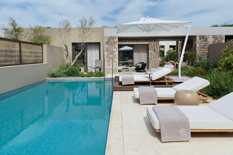 W Costa Navarino, Řecko – Costa Navarino | Exclusive Tours wh-klxwh-infinity-garden-vill30556-45210_Wide-Hor