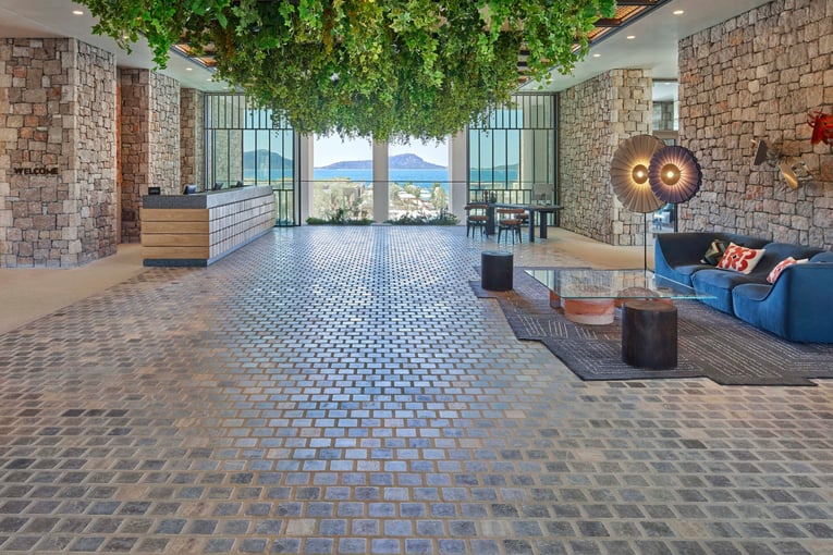 W Costa Navarino, Řecko – Costa Navarino | Exclusive Tours wh-klxwh-lobby31269-09320_Wide-Hor
