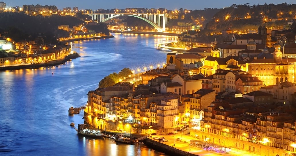 Porto v noci, řeka, město