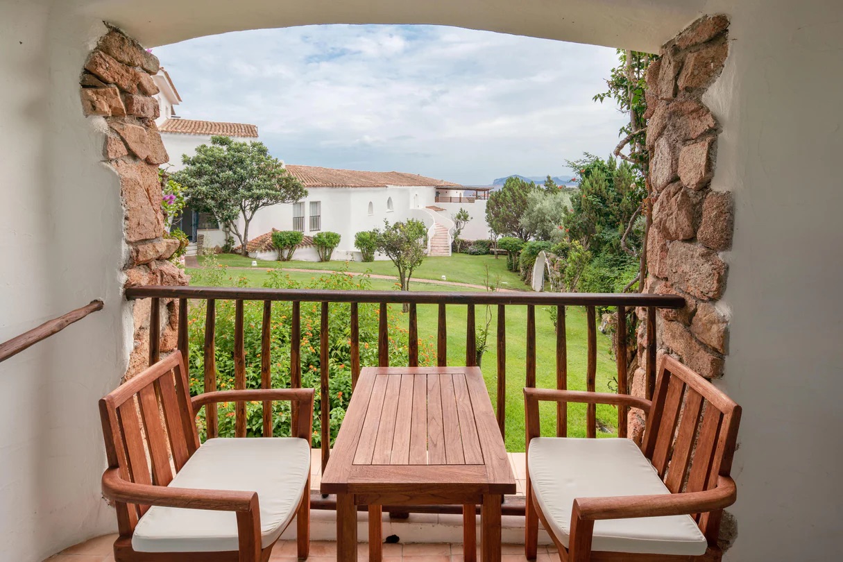 Romazzino, A Luxury Collection olbrl-classic-guestroom-terrace-3306-hor-clsc-1