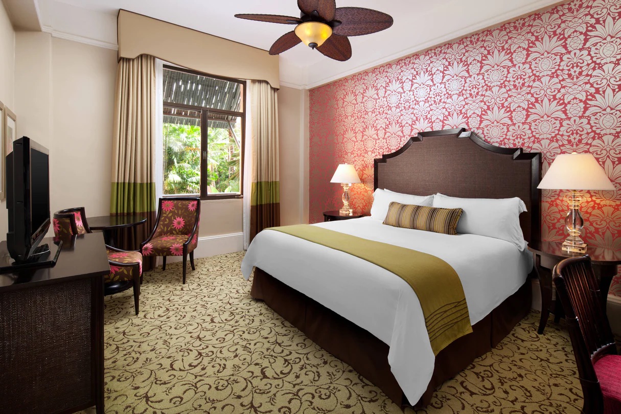 The Royal Hawaiian hnllc-historic-3457-hor-clsc