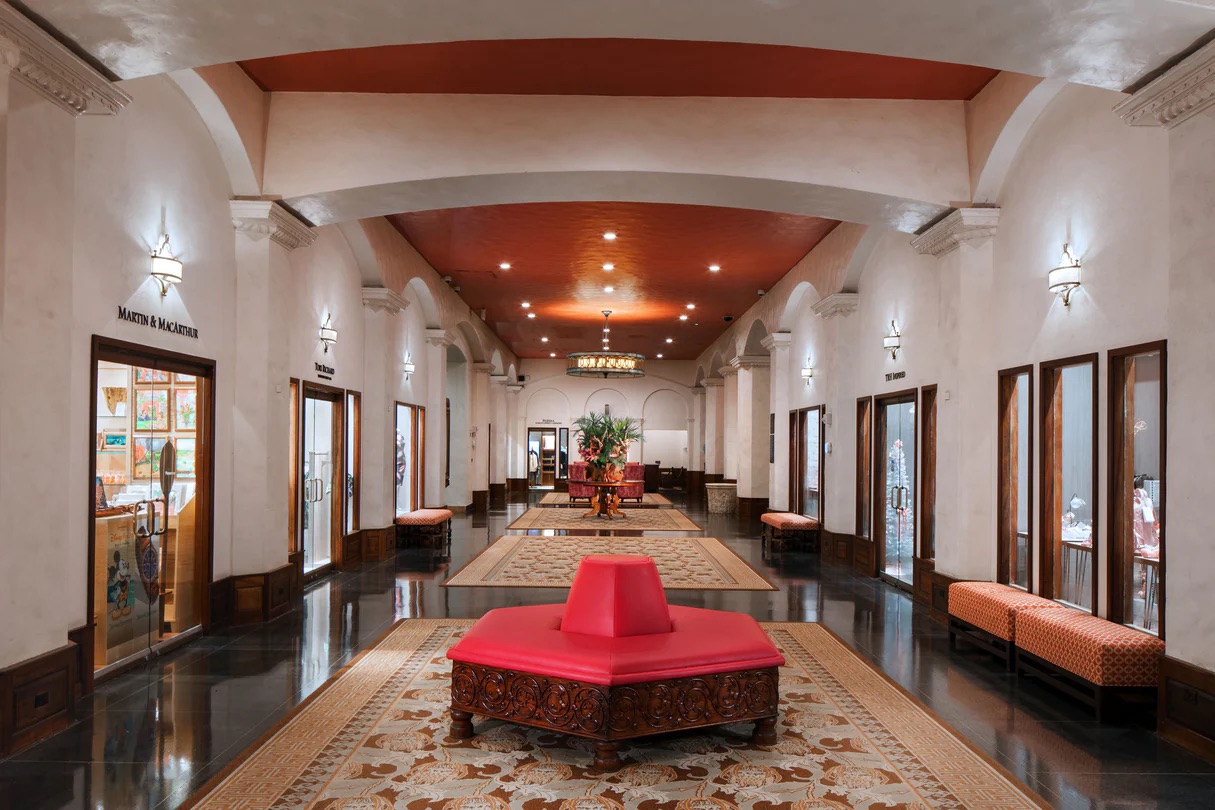 The Royal Hawaiian hnllc-lobby-2955-hor-clsc