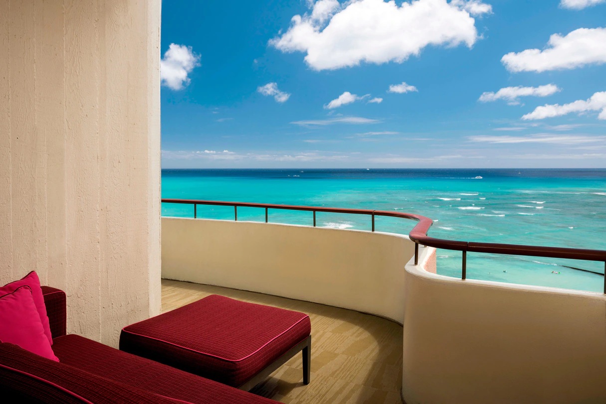 The Royal Hawaiian hnllc-mailani-oceancorner-balcony-3454-hor-clsc