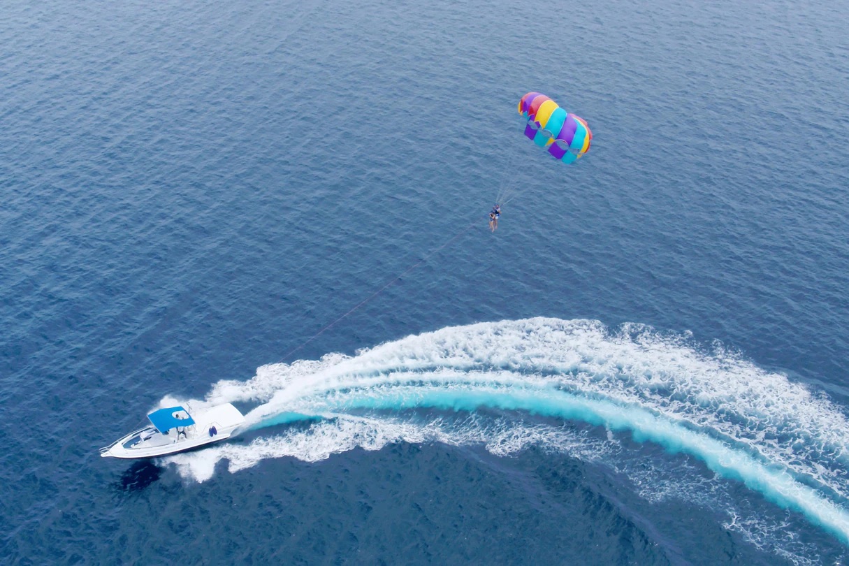 W Maldives mlewh-parasailing-9140-hor-clsc